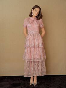 MOTF STUDIO 刺绣网布覆层立领泡泡袖层叠荷叶边下摆连衣裙 - 粉色 - 查看 2