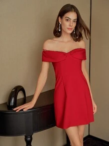 MOTF STUDIO ROBE À ÉPAULES DÉNUDÉES AVEC GARNITURE DE STRASS ET BUSTE FRONCÉ, TENUE POUR LE NOUVEL AN