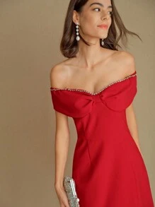 MOTF STUDIO ROBE À ÉPAULES DÉNUDÉES AVEC GARNITURE DE STRASS ET BUSTE FRONCÉ, TENUE POUR LE NOUVEL AN
