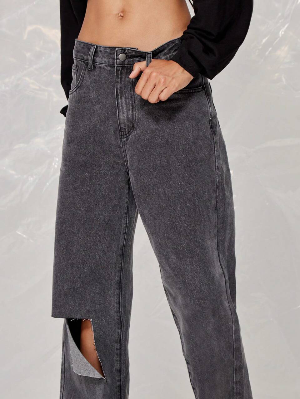 SUMWON WOMEN Gerade geschnittene Jeans mit Rissen am Knie und Stickerei Design