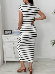 SHEIN Vestido casual de maternidad de cuello redondo, manga corta y con lazo lateral, a rayas, para verano - Blanco y Negro - Ver 2