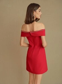 MOTF STUDIO ROBE À ÉPAULES DÉNUDÉES AVEC GARNITURE DE STRASS ET BUSTE FRONCÉ, TENUE POUR LE NOUVEL AN
