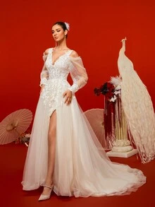 花卉蕾丝刺绣深 V 领超长婚纱，白色长袖新娘礼服