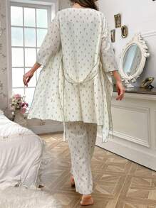 CottageSlumber 3 piezas Conjunto de pijama para mujer: Bata con cinturón simple y top tipo camiseta y pantalones largos, ropa cómoda y casual para el hogar de madre e hijo, conjunto blanco para la temporada festiva, esplendor floral abundante, ropa de otoño e invierno, detalles acogedores y elegantes - Blanco - Ver 2