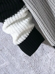 青少年/青少年男孩新款秋冬季针织毛衣。这款男孩拼色圆领毛衣展示了独特的针织技术和精致的撞色设计，呈现出时尚的外观。复杂的针织结构创造出独特的纹理和层次感，增添了时尚感。几何图案设计既实用又具有装饰性，增强了整体的精致感。这款毛衣采用优质面料制成，柔软保暖，适合秋冬季节，舒适保暖。这款毛衣不仅注重细节设计和工艺，还散发出独特的时尚魅力。 - 黑色 - 查看 3