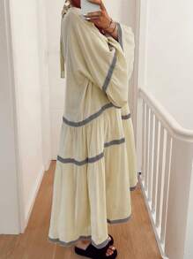 SHEIN Essnce 女士米色 V 领宽松系腰连衣裙，配黑色条纹嵌件 - 米色 - 查看 4