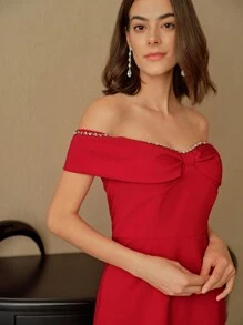 MOTF STUDIO ROBE À ÉPAULES DÉNUDÉES AVEC GARNITURE DE STRASS ET BUSTE FRONCÉ, TENUE POUR LE NOUVEL AN