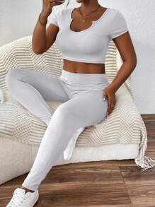 SHEIN Conjunto de dos piezas de top corto acanalado con escote en pico y leggings ajustados, para primavera/verano
