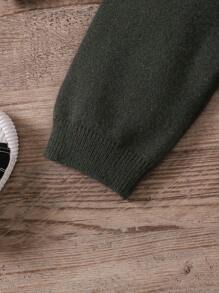 2 件套男婴针织毛衣和裤子套装，卡其色。毛衣采用卡通汽车图案，设计独特、可爱。柔软舒适的圆点面料裤子对婴儿的皮肤温和。柔软、温暖的材料非常适合家庭聚会、郊游、与父母共度美好时光以及节日活动。 - 深灰色 - 查看 7