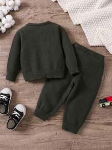 2 件套男婴针织毛衣和裤子套装，卡其色。毛衣采用卡通汽车图案，设计独特、可爱。柔软舒适的圆点面料裤子对婴儿的皮肤温和。柔软、温暖的材料非常适合家庭聚会、郊游、与父母共度美好时光以及节日活动。 - 深灰色 - 查看 2