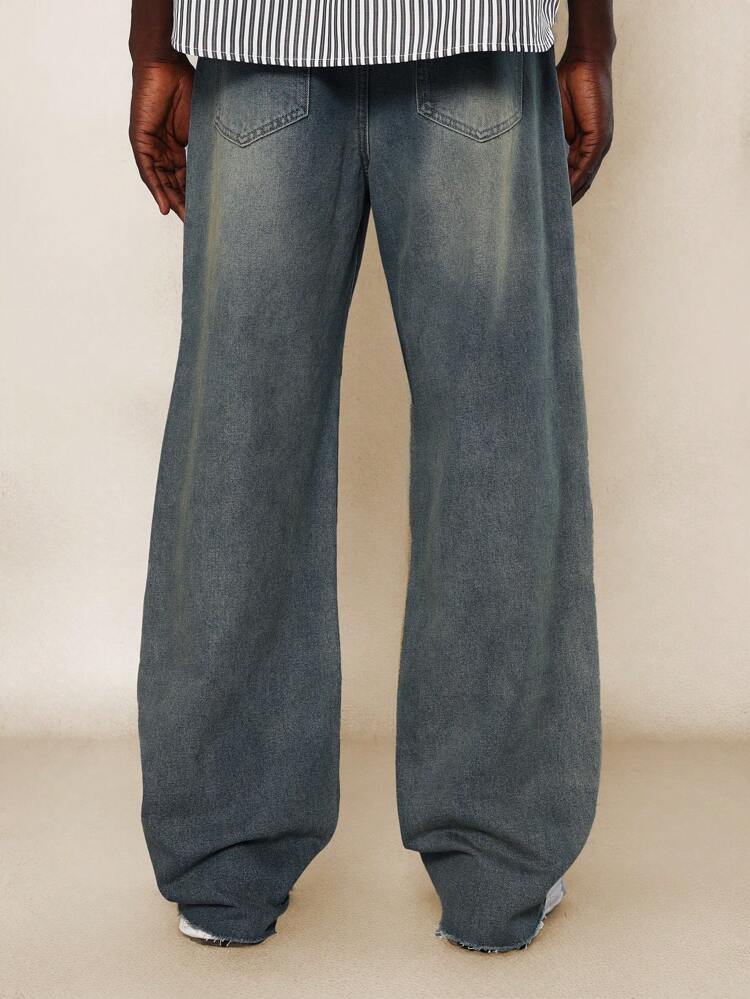 번호 패치가 있는 루즈 핏 더블 니 로우 엣지 청바지