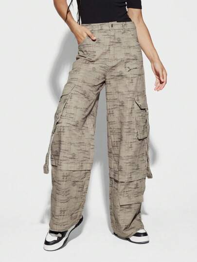 SUMWON WOMEN Street Straight Fit Multi Pocket All Over Printed Twill Cargo Short