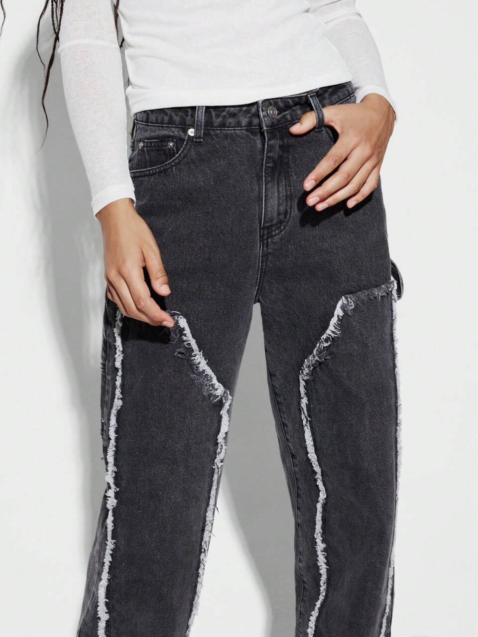 SUMWON WOMEN Calça Denim Denim Slim Fit com Barra Crua e Costura de Carpinteiro Lavada