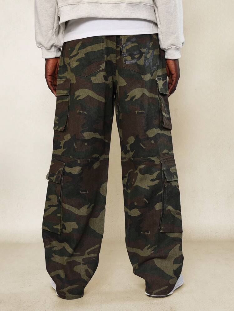 Jeansy cargo w kamuflażu z wieloma kieszeniami i prostym krojem