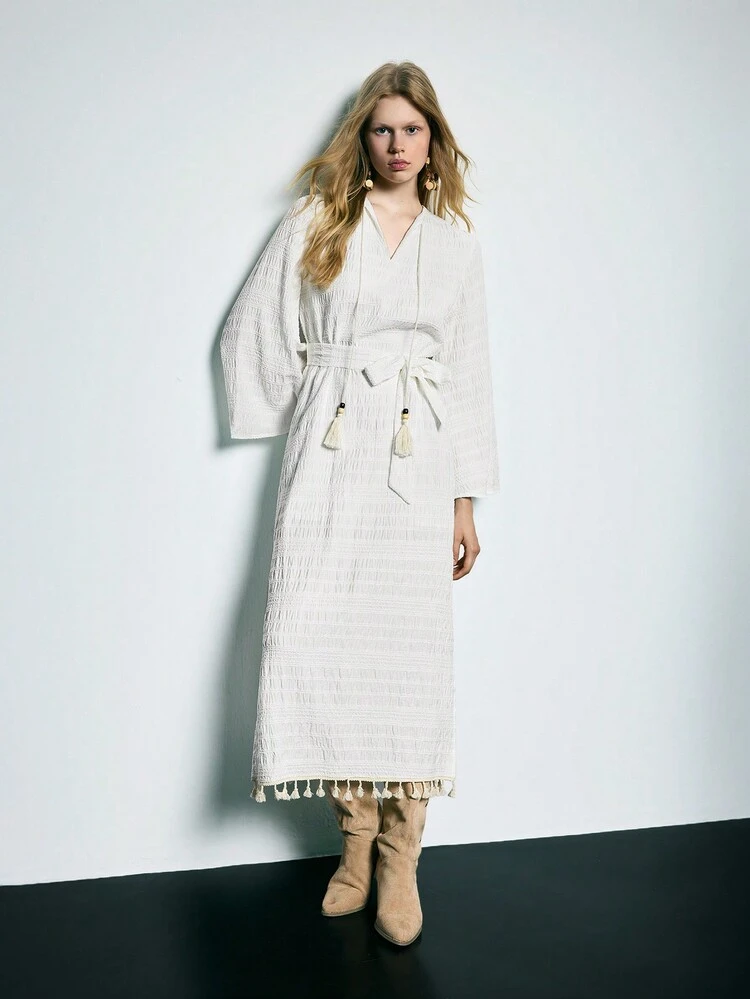 SHEIN Maija 여성 보헤미안 휴가 화이트 텍스처 솔리드 컬러 벨 슬리브 태슬 헴 슬릿 드레스, 가을/겨울