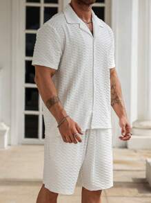 Manfinity Homme Conjunto informal de camisa de manga corta con cuello vuelto de unicolor y pantalones cortos cargo para hombres de talla grande