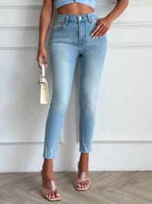 RueChic Skinny Jeans mit gerissener Abschlussborte und mittlerer Taille - Mittele Waschung - Übersicht 3