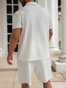 Manfinity Homme Conjunto informal de camisa de manga corta con cuello vuelto de unicolor y pantalones cortos cargo para hombres de talla grande