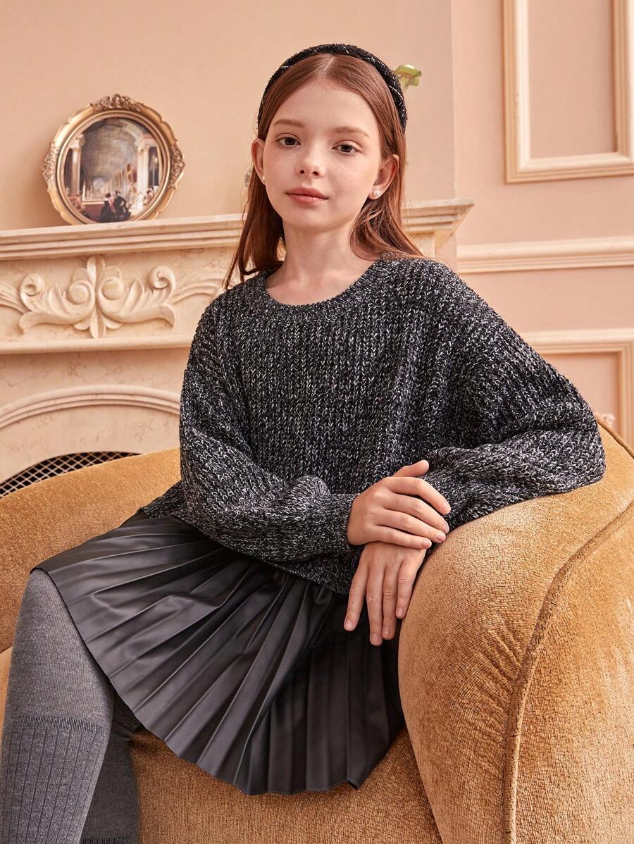 SHEIN 秋冬圣诞万圣节派对针织毛衣裙，适合中大童和女童穿着。黑白灰的配色，活力四射的针织工艺，彰显时尚个性与活力，提升整体质感。柔软面料，保暖舒适，亲肤舒适。连衣裙采用仿皮PU材质拼接而成，展现精湛工艺。适合长时间穿着，舒适自然。非常适合学校、郊游、派对、万圣节派对等场合。 - 黑色 - 查看 1