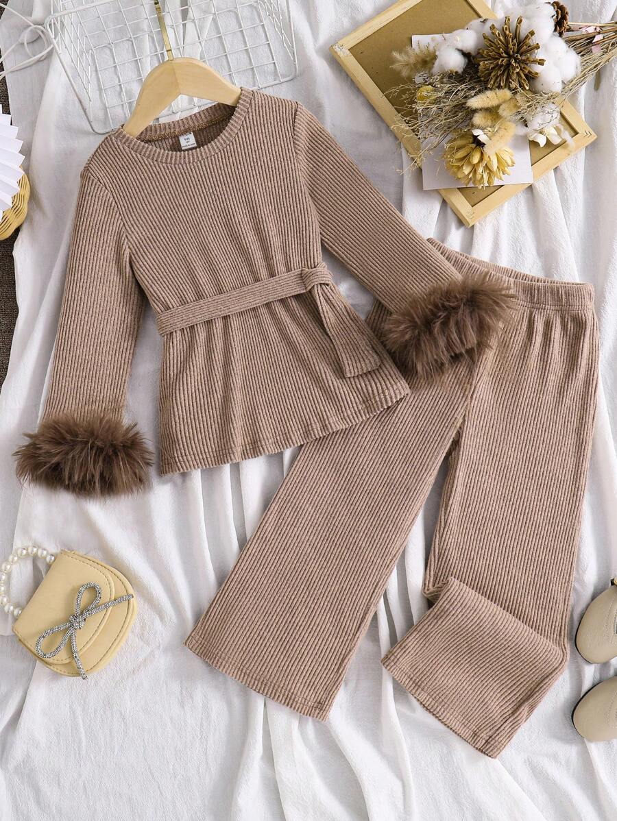 SHEIN Bộ quần áo nỉ cổ tròn có gân lông cừu thường ngày cho bé gái. Bộ trang phục này kết hợp thời trang và sự thoải mái với thiết kế cổ tròn cổ điển đơn giản nhưng duyên dáng, tôn lên nét quyến rũ ngây thơ của các bé gái. Chất liệu lông cừu mềm mại mang lại sự ấm áp và thoáng khí, giúp trẻ ấm áp ngay cả trong mùa thu mát mẻ. Kết cấu có gân là điểm nhấn của áo, kéo dài hình bóng một cách trực quan để trông đẹp hơn. Cổ tay áo có các chi tiết trang trí bông xù, tăng thêm sự ấm áp và nét thời trang cho toàn bộ thiết kế. Quần ống rộng vừa rộng vừa thoải mái, cho phép tự do di chuyển thoải mái dù chạy, nhảy hay chơi. Kiểu dáng ống rộng cũng giúp tôn dáng chân để có vẻ ngoài sành điệu. Bộ trang phục này không chỉ ấm áp và thoải mái mà còn đầy thời trang và nét quyến rũ trẻ thơ, phù hợp cho các bé gái mặc vào mùa thu đông, dù là đi chơi hàng ngày hay hoạt động ngoài trời. - Màu Khaki - Xem 1