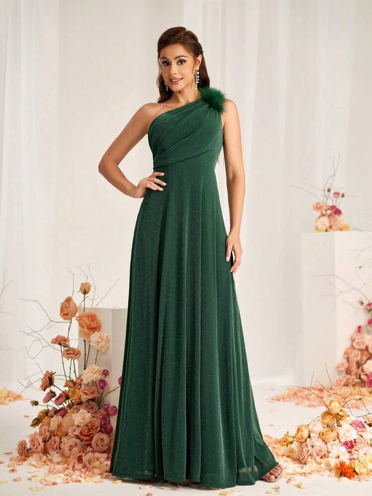 SHEIN Belle Váy phù dâu trang trọng cho sự kiện cưới, vải chỉ bạc Hàn Quốc co giãn màu xanh lá cây đậm thanh lịch, cổ không đối xứng, trang trí lông vũ, vai, viền chữ A nhún bèo - Màu xanh lá cây đậm - Xem 1