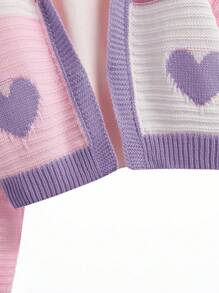 Sparklyn 这款少女针织开衫采用粉紫色爱心图案撞色设计，展现甜美可爱的风格。专为少女设计，常规长袖，厚度适中，是春秋两季的理想之选。作为一款针织开衫，它是日常休闲穿搭的首选，满足简约清爽的日常着装需求。 - 彩色 - 查看 5