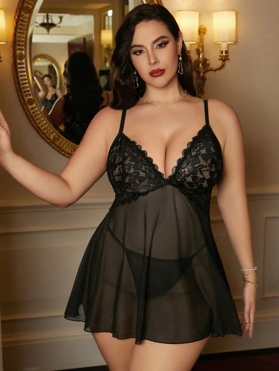 Seduluxe Vestido de tirantes finos transparente con diseño sin aros + conjunto de tanga para tallas grandes