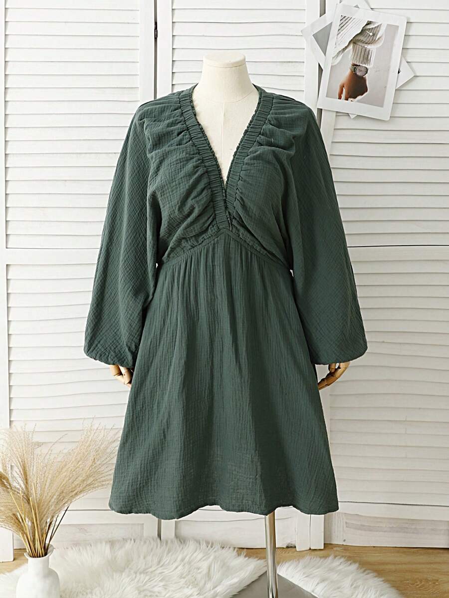 SHEIN Frenchy Cộng với kích thước thông thường có họa tiết vải nhăn cổ chữ V Váy chữ A eo rộng - Màu xanh lá cây đậm - Xem 1