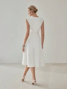 MOTF PREMIUM 纯色斜领褶饰侧扣系腰带中长连衣裙 - 白色 - 查看 5