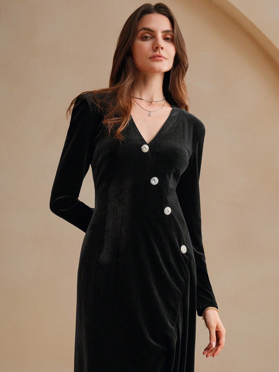 Vestido negro elegante de terciopelo con escote en V y abertura asimétrica para mujer