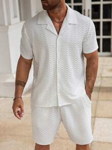 Manfinity Homme Conjunto informal de camisa de manga corta con cuello vuelto de unicolor y pantalones cortos cargo para hombres de talla grande
