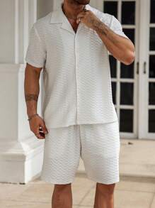 Manfinity Homme Conjunto informal de camisa de manga corta con cuello vuelto de unicolor y pantalones cortos cargo para hombres de talla grande