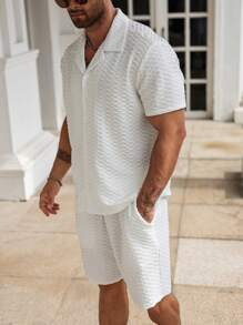 Manfinity Homme Conjunto informal de camisa de manga corta con cuello vuelto de unicolor y pantalones cortos cargo para hombres de talla grande