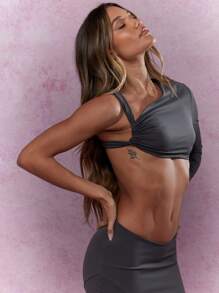 MISSGUIDED Asymmetric One Long Sleeve Cut-Out Crop Top - Grey - View 3