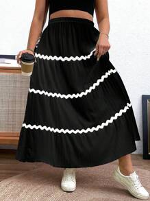 Flirla تنورة رقعة بتطريز زهري من شيفون ملمس مقاسات كبيرة - الأسود - مشاهدة 6