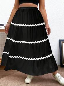 Flirla تنورة رقعة بتطريز زهري من شيفون ملمس مقاسات كبيرة - الأسود - مشاهدة 1