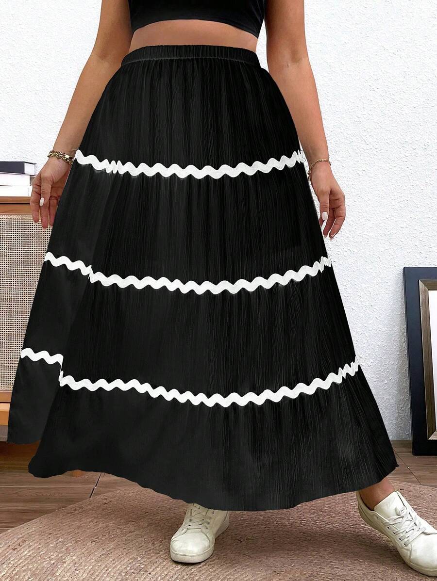 Flirla تنورة رقعة بتطريز زهري من شيفون ملمس مقاسات كبيرة - الأسود - مشاهدة 1