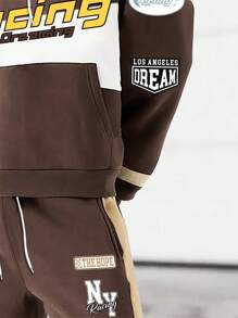 Manfinity Roghcode Conjunto de sudadera con capucha y pantalones para hombres con parches de colores contrastantes e impresión de letras