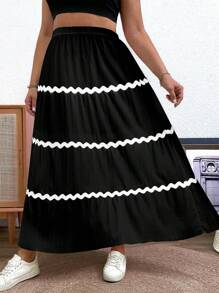 Flirla تنورة رقعة بتطريز زهري من شيفون ملمس مقاسات كبيرة - الأسود - مشاهدة 5