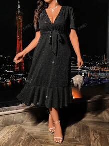 Robe Grande Taille À Col En V, Manches Courtes Avec Ourlet À Volants
