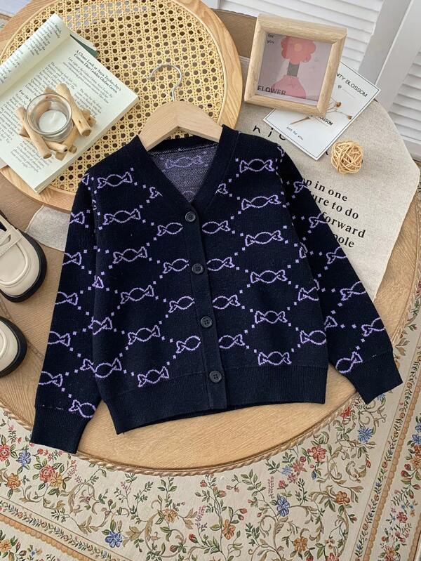 SHEIN Cárdigan de punto estilo de moda callejera Y2K para niña joven, con color negro principal y diseño de jacquard con elegante patrón de caramelos. Hecho de tela de punto de alta calidad, suave y cómodo con buena retención del calor. El diseño versátil del cárdigan se combina fácilmente con varios atuendos para looks con estilo. El acentoJacquard con temática de caramelos agrega un toque juguetón y lindo, adecuado para múltiples ocasiones para mostrar el estilo y el gusto personal.