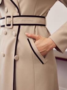 MOTF PREMIUM 撞色绑带扣腰带双排扣风衣 - 卡其色 - 查看 2