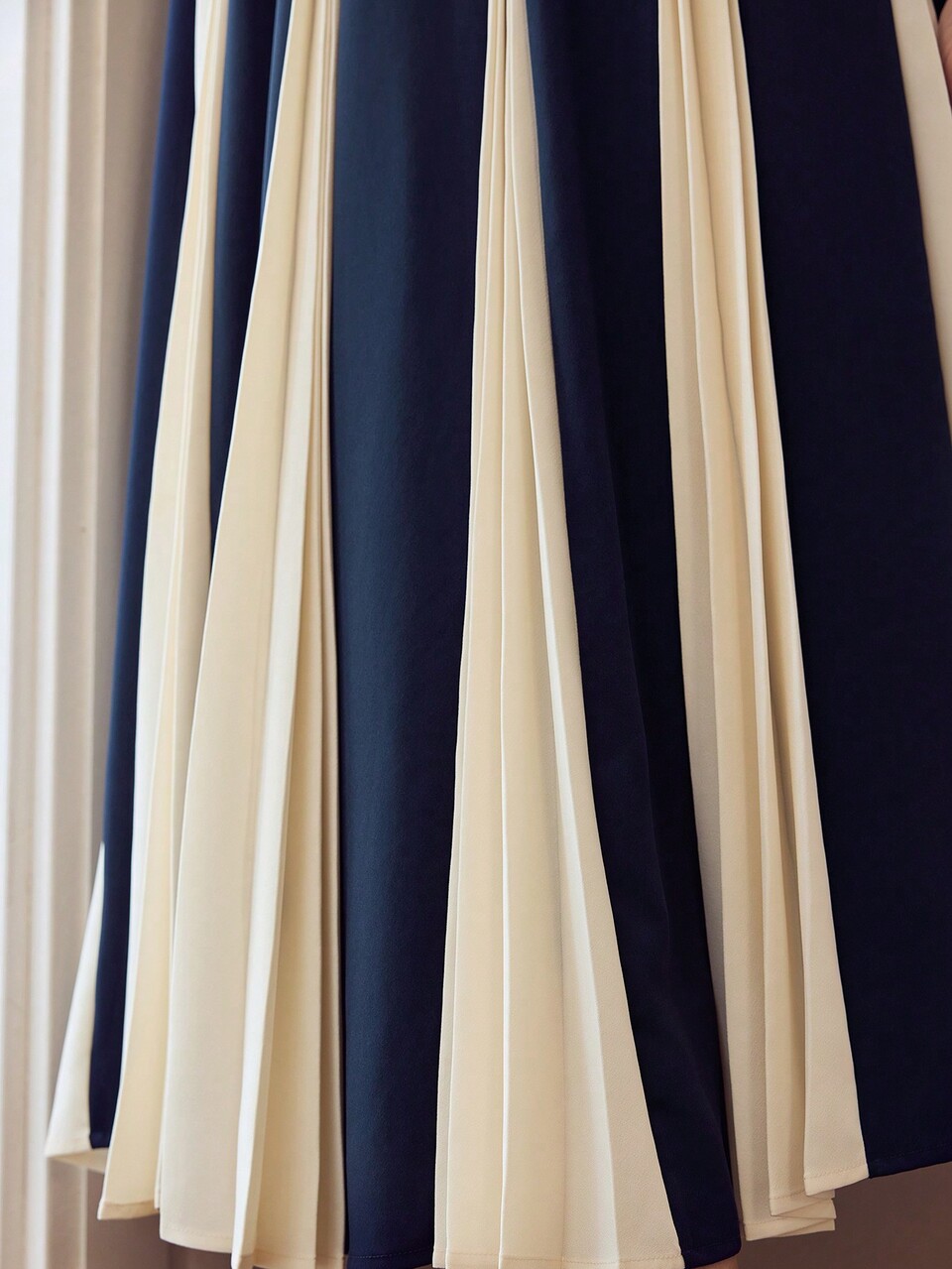 TWO TONE CONTRAST PIPING PLEATED PANEL LONG DRESS