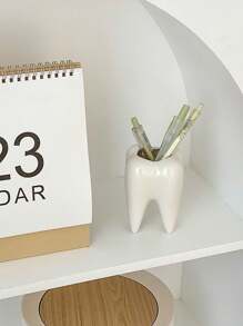 1 قطعة من حامل الأقلام السيراميكي الإبداعي لديكور المنزل والمكتب، سلة بيضاء للتخزين القرطاسية والأشياء الأخرى، منظم مكتبي صغير، زخرفة مكتب جذابة للرجوع إلى المدرسة - أبيض - مشاهدة 2