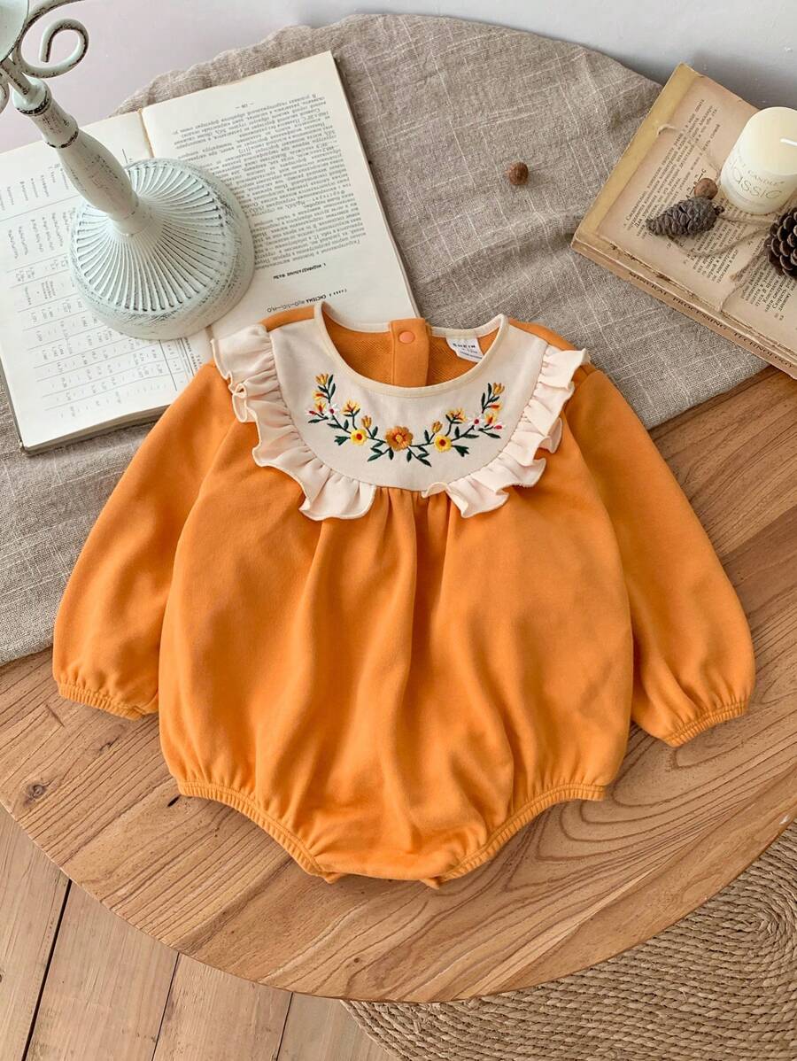 SHEIN LMoss Kids LMoss 女婴新生儿秋冬可爱针织拼接刺绣花卉荷叶边南瓜连体衣 - 黃色 - 查看 1