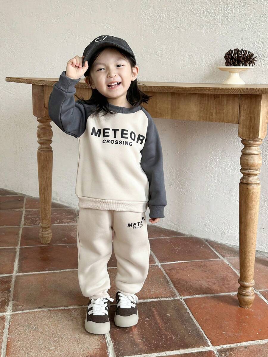 SHEIN Conjunto de sudadera con estampado en inglés de moda para bebé niña