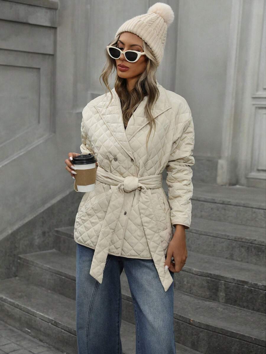 GENKIRA Ins Street Style Fashion Đa năng Cổ bẻ Thiết kế cài hai hàng khuy Thắt lưng rộng Họa tiết hình thoi Áo khoác đệm dài tay dài vừa vặn Quần áo mùa đông - Màu be - Xem 1