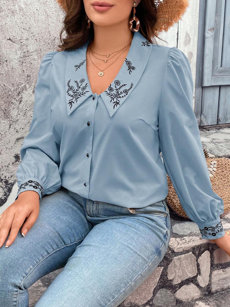 SHEIN Frenchy 大码度假刺绣细节泡泡长袖衬衫 - 淺藍色 - 查看 1