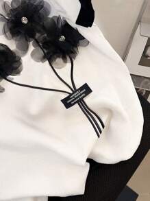大码女式夏季短袖圆领休闲T恤，带3D花卉装饰图案T恤女式上衣 - 黑與白 - 查看 3