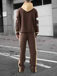 Manfinity Roghcode Conjunto de sudadera con capucha y pantalones para hombres con parches de colores contrastantes e impresión de letras